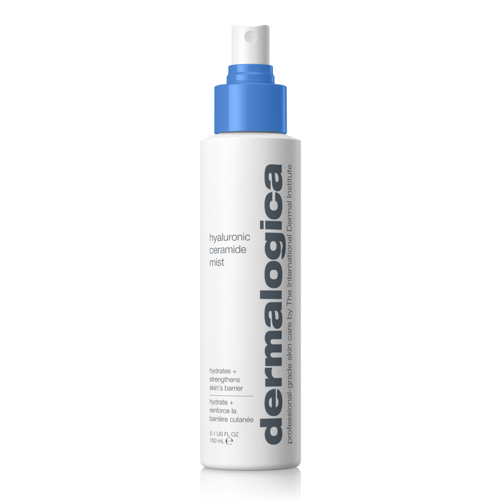 Flasche des Hautpflegeprodukts " Hyaluronic Ceramide Mist" auf weißem Hintergrund.