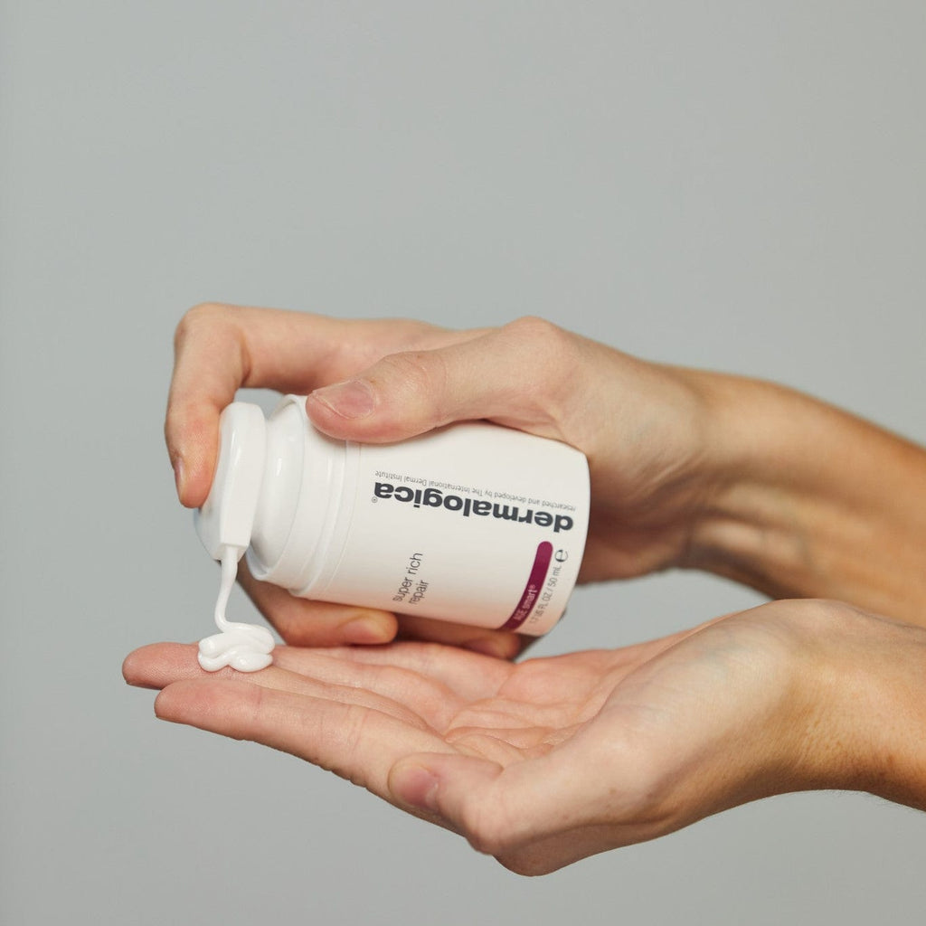 Die Hand einer Frau hält eine Flasche Super Rich Repair